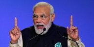 Indiens Premier Modi hebt beide Zeigefinger bei einer Rede in die Höhe