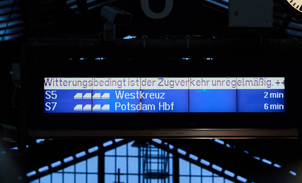 Eine Anzeige zeigt verspätete Züge an