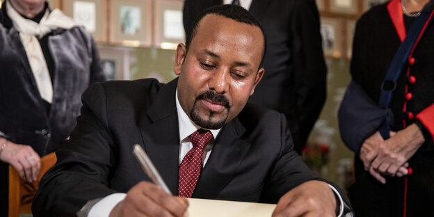 Abiy Ahmed, Ministerpräsident von Äthiopien, trägt sich im «Nobelprotokoll» ein