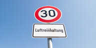 Schild "Tempo 30 Luftreinhaltung"