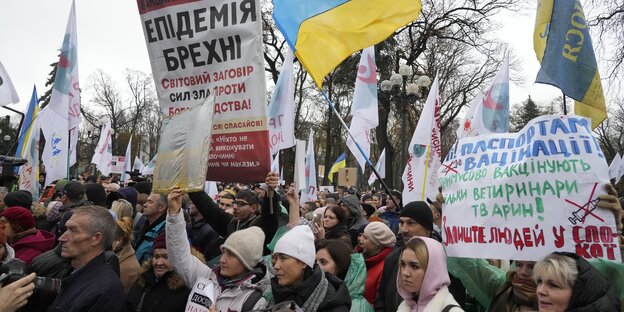 Impfgegner in Kiew mit Plakaten