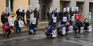 OURY JALLO DAS WAR MORD! Jeder Demonstrant trägt einen schwarzen Buchstaben auf weißem Grund