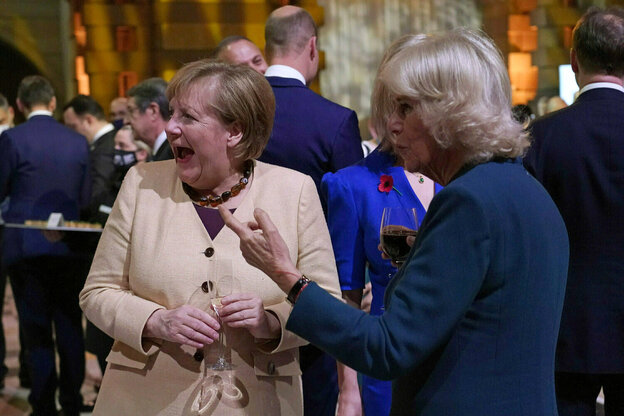 Angela Merkel lacht im Gespräch mit der Gräfin von Cornwall