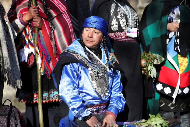 Protestaktion von Indigenen in traditoneller Kleidung