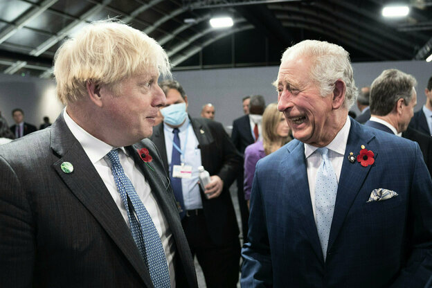 Boris Johnson schaut skeptisch auf den lachenden Prinz Charles