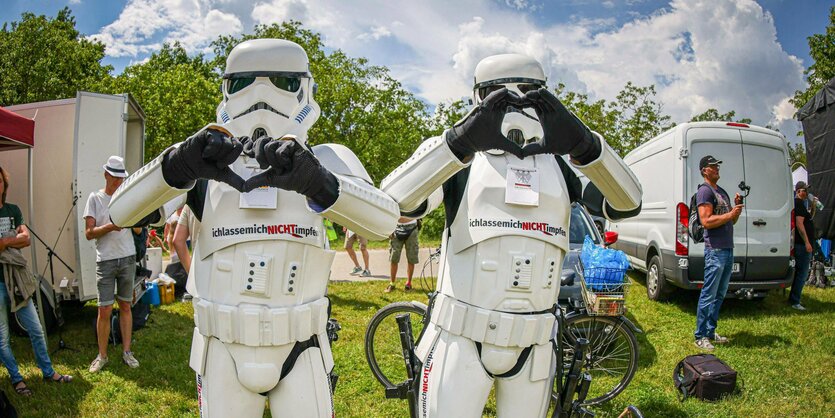 Zwei als Stormtrooper verkleidete Personen formen mit ihren Händen ein Herz