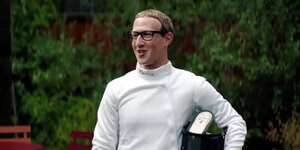 Mark zuckerberg in einem weißen Anzug.