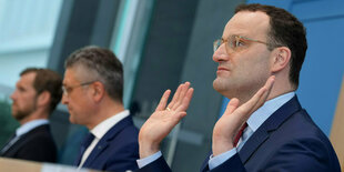 Jens Spahn auf der Pressekonferenz mit Lothar Wieler