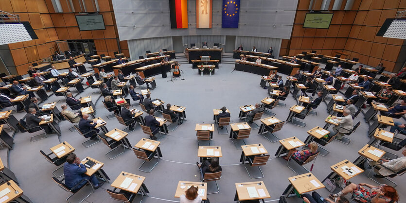 Das Foto zeigt den Plenarsaal des Abgeordnetenhauses von Berlin.