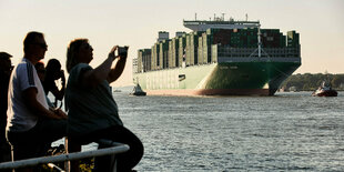 Schaulustige am Bubendey-Ufer machen Fotos von der Ankunft des containerschiffs "Ever Ace