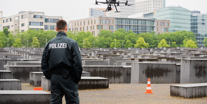 Ein Beamte steht vor dem Berliner Holocaust Mahnmal