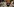 Indigener mit Gesichtsmaske und Federschmuck