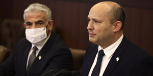 Naftali Bennett, Premierminister von Israel, sitzt neben Jair Lapid, Außenminister von Israel, bei einer Kabinettssitzung im Büro des Ministerpräsidenten