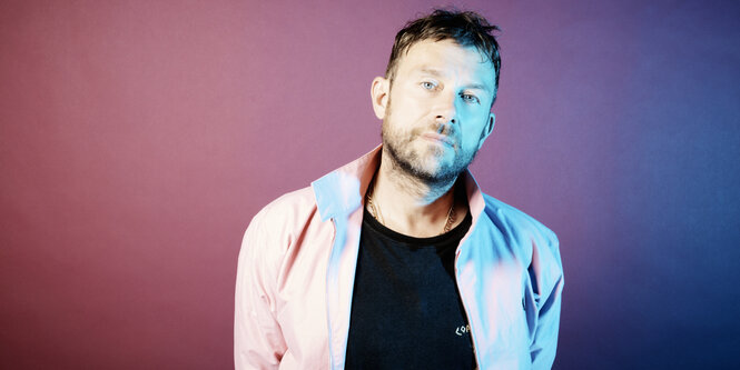 Damon Albarn schaut in die Kamera