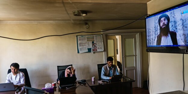 drei afghanische Journalisten bei der Arbeit