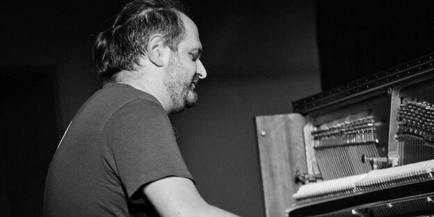 Der griechische Pianist Viilly Paraskevopoulos Der griechische Pianist Viilly Paraskevopoulos