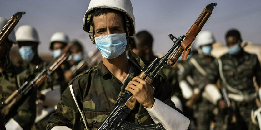 ein Soldat der Polisario mit einer AK-47