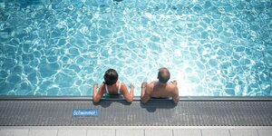 Nackt im schwimmbad jungs Geschichte: nackt