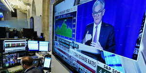 Der Vorsitzende der Federal Reserve Jerome Powell erscheint auf einem Fernsehbildschirm auf dem Parkett der New Yorker Börse