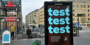 Ein Werbeplakat für Coronatests in Kopenhagen