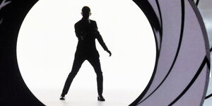 Logo mit James Bond bei der Premiere von "No Time To Die "