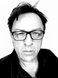 Schwarz-weiß Porträt eines Mannes mit dunkler Hornbrille Schwarz-weiß Porträt eines Mannes mit dunkler Hornbrille