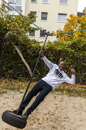 Matondo auf einem Spielplatz. Matondo auf einem Spielplatz.
