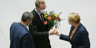Das Foto zeigt, wie SPD-Chefin Franziska Giffey dem neuen Parlamentspräsidentenn Dennis Buchner, ebenfalls von der SPD, gratuliert.