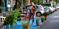Frau in improvisiertem Café auf Straßenparkplatz