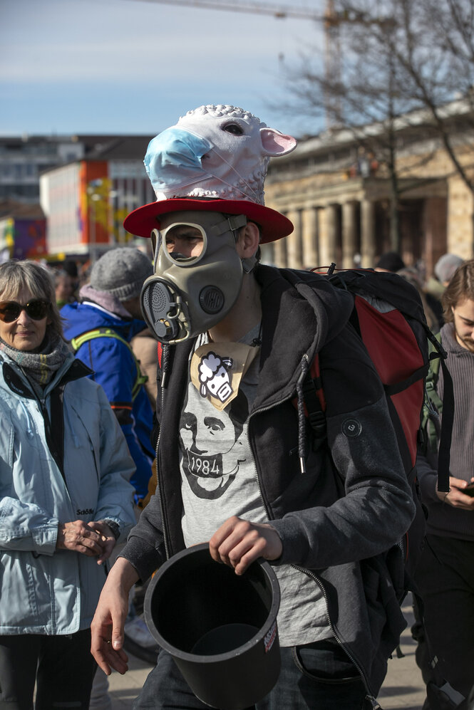 Ein Demonstrant mit Gasmaske