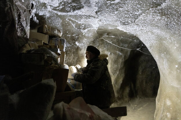 Ein Mann in einer Eishöhle