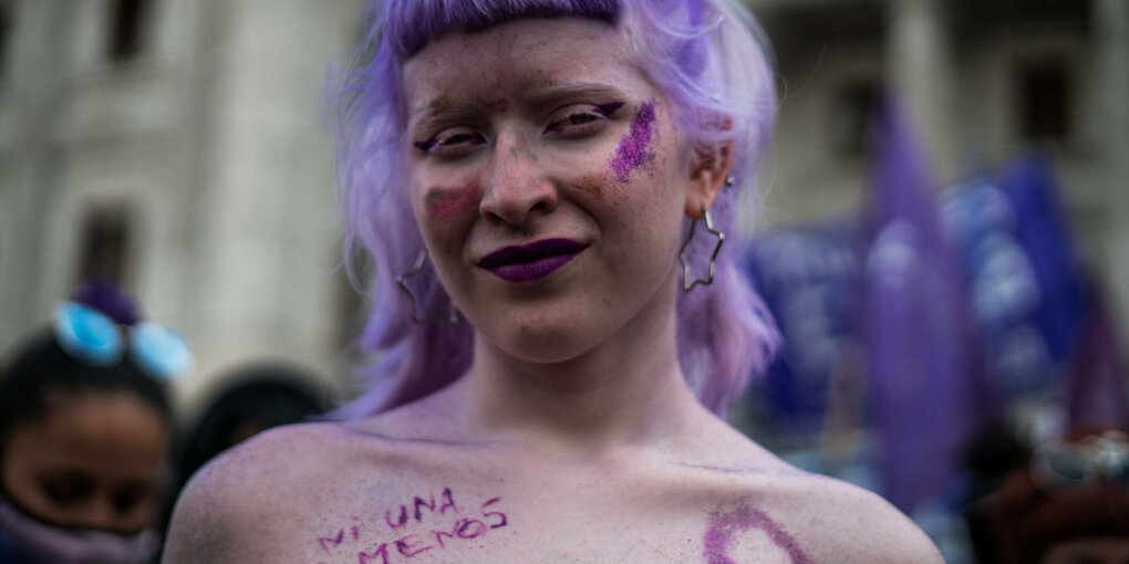 Eine Frau mit lila Haaren.