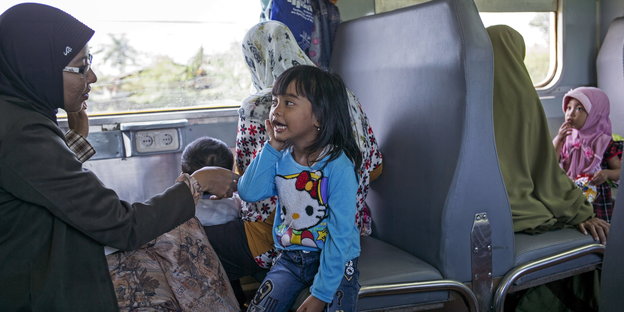 Menschen in einem indonesischen Zug