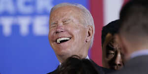 Joe Biden lacht