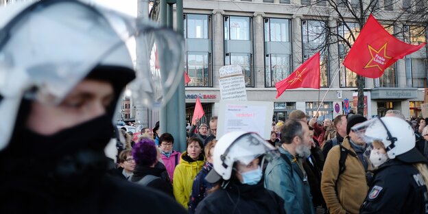 Polizisten und Demonstranten in Leipzig