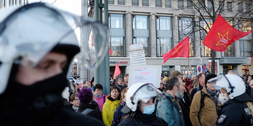 Protestierende auf einer Kundgebung in Leipzig