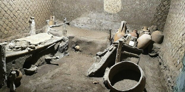 Sklavenzimmer in Pompeji mit drei Betten, einigen Amphoren, Vasen und eine Kiste mit Zaumzeug für Pferde
