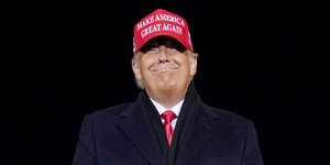Donald Trump mit roter Mütze: "Make Amerika great again"