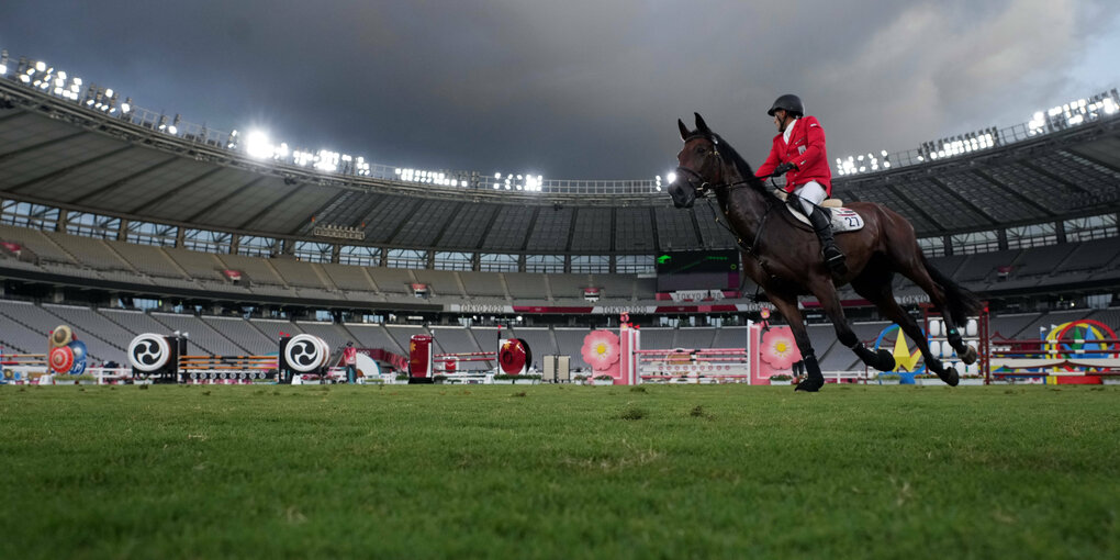 Ein Reiter im Hindernisparcour in einem Stadion