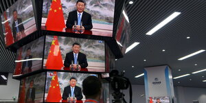 Eine Säule voller Bildschirme, auf denen überall Chinas Machthaber Xi Jinping zu sehen ist.