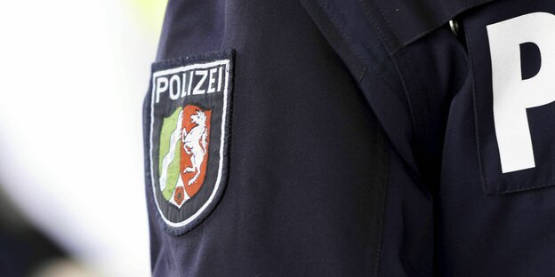 Ausschnitt der Uniform eines Polizisten aus Nordrhein-Westfalen