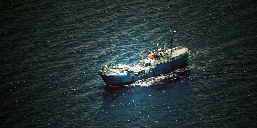 Die Vogelperspektive zeigt ein einsames Schiff auf dem Meer. Es ist das Rettungsschiff "Iuventa"