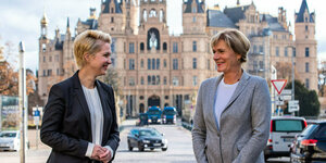 Manuela Schwesig und Simone Oldenburg stehen vor dem Schweriner Schloss, dem Landesparlament