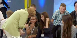 Angela Merkel mit Reem und anderen Schülern