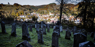 Das Dorf Buttenhausen liegt im Tal in der Sonne, die Gräber oben am Hang