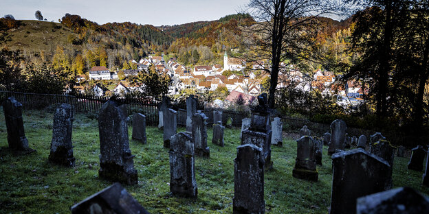 Das Dorf Buttenhausen liegt im Tal in der Sonne, die Gräber oben am Hang