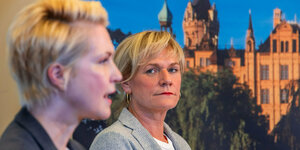 Simone Oldenburg (hinten), die Fraktionschefin der Linken im Landtag von Mecklenburg-Vorpommern, beobachtet Manuela Schwesig (SPD, vorn), die Ministerpräsidentin von Mecklenburg-Vorpommern.