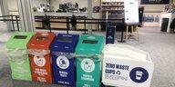 Fünf verschiedene Behälter für unterschiedlichen Müll in einer Reihe