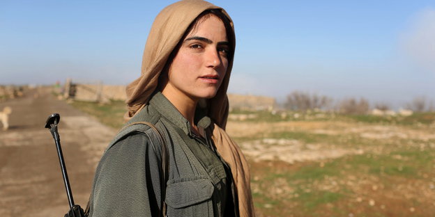 Eine Kämpferin in Sinjar, im Nordwesten Iraks