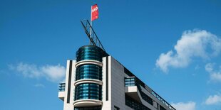 Die SPD Flagge weht über dem Willy-Brandt-Haus